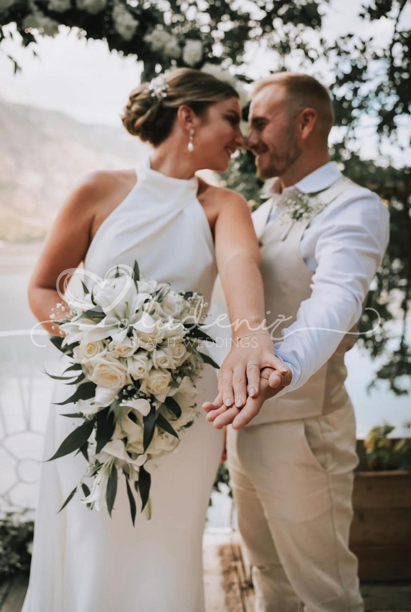 Our Favourite Winter \u0026 Christmas Real Weddings | One Fab Day, image size:806x1200